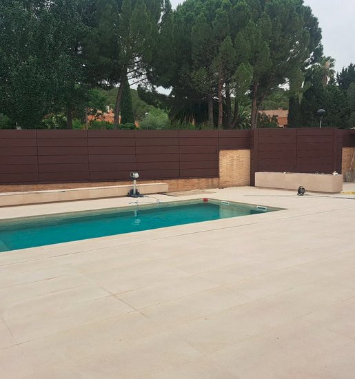 Cerramiento metálico perimetral con portón reforzado en Zaragoza