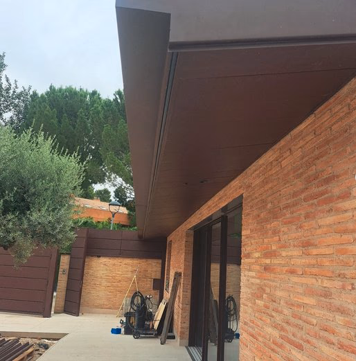 Detalle de esquina del cerramiento con acabado superior y remates metálicos