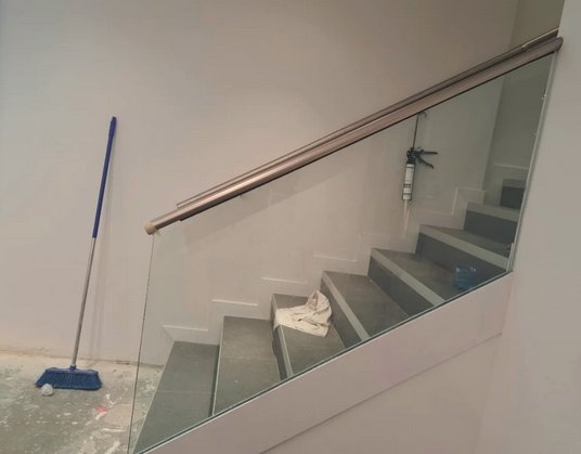 Barandilla de seguridad con vidrio templado para escalera interior en Zaragoza