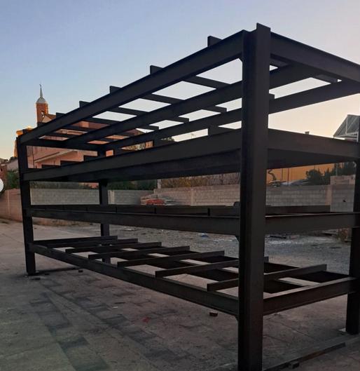 Estructura metálica modular para apilamiento de carga pesada en zona logística de Zaragoza