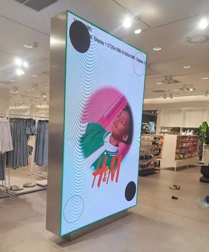 Estructura metálica con pantalla publicitaria instalada