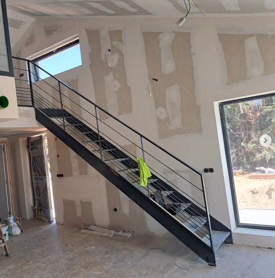 Escalera metálica integrada con barandilla - Detalle de estructura