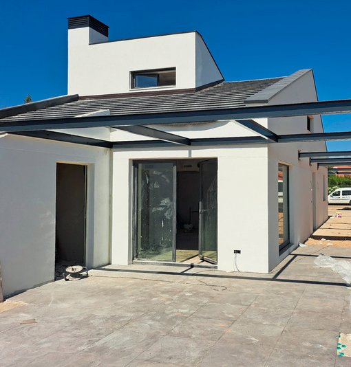 Cubierta exterior metálica adosada en María de Huerva, Zaragoza