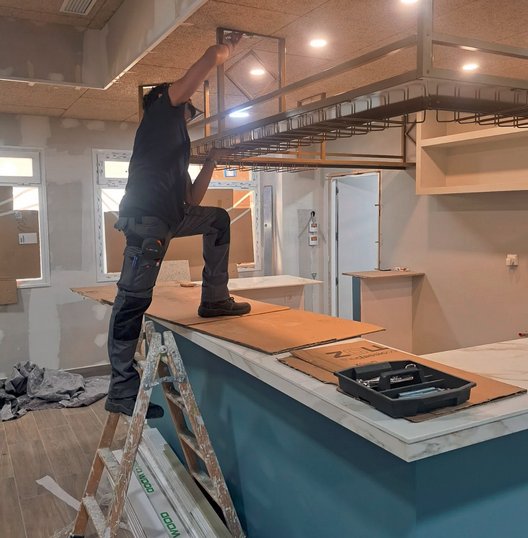 Estructura metálica suspendida en rejilla para cocina-bar en Zaragoza