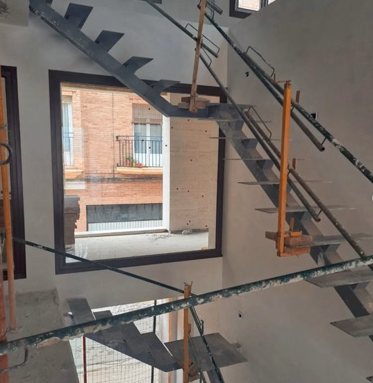 Escalera metálica autoportante en zigzag para interior en Zaragoza