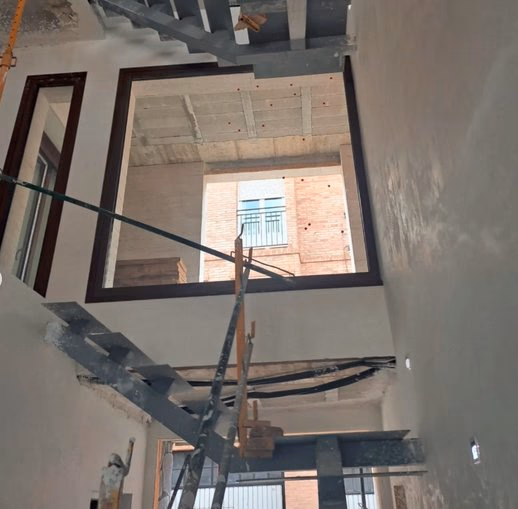 Escalera metálica interior - Perspectiva desde inferior