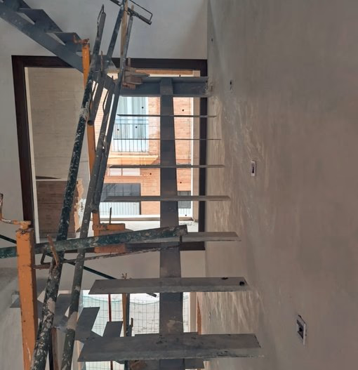Detalle de estructura de escalera metálica en zigzag