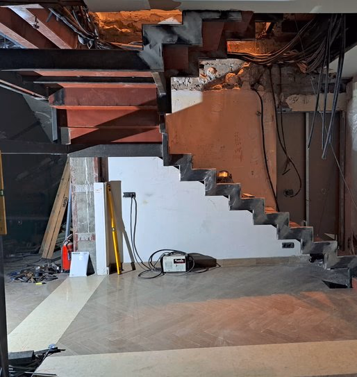 Fase de montaje de escalera metálica interior