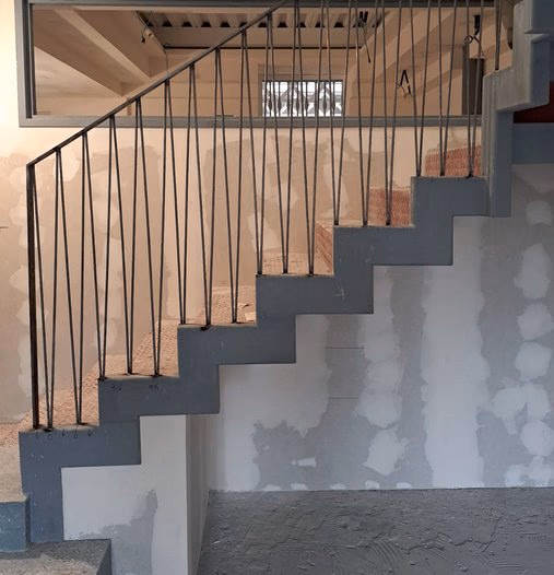 Escalera metálica con barandilla instalada
