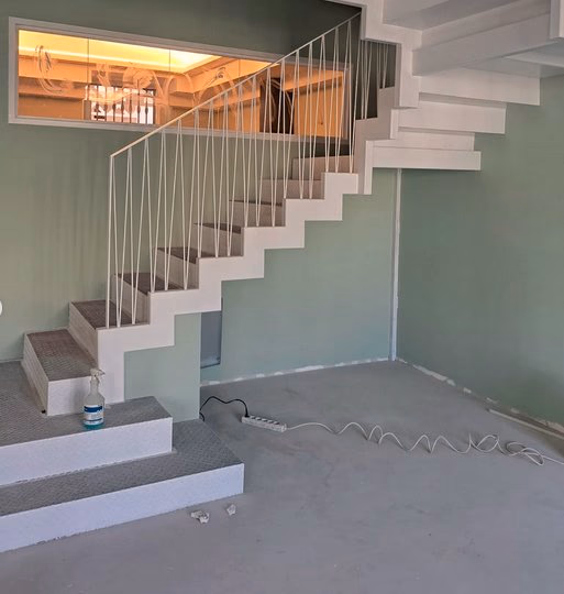 Acabado final de escalera metálica autoportante