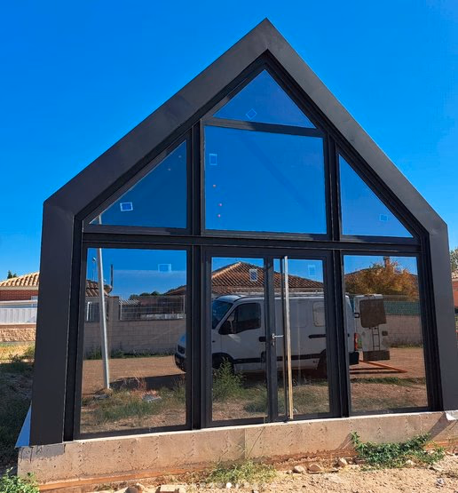 Estructura metálica modular cerrada tipo A-frame en Zaragoza