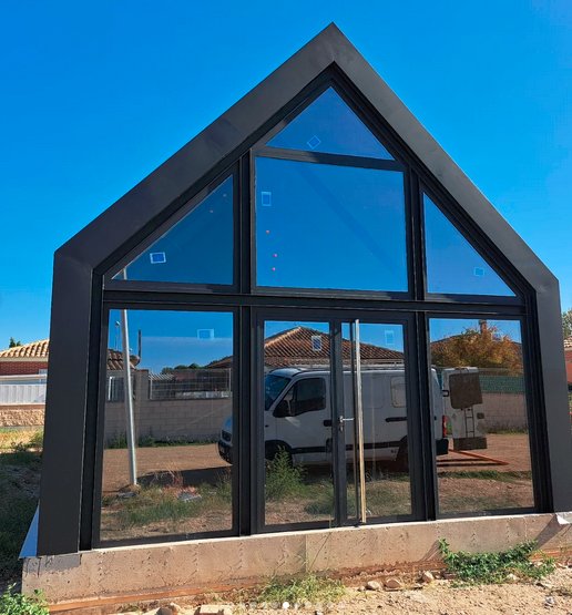 Estructura metálica modular tipo A-frame con fachada acristalada en Zaragoza