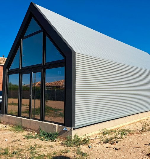 Vista final de estructura modular con fachada de vidrio