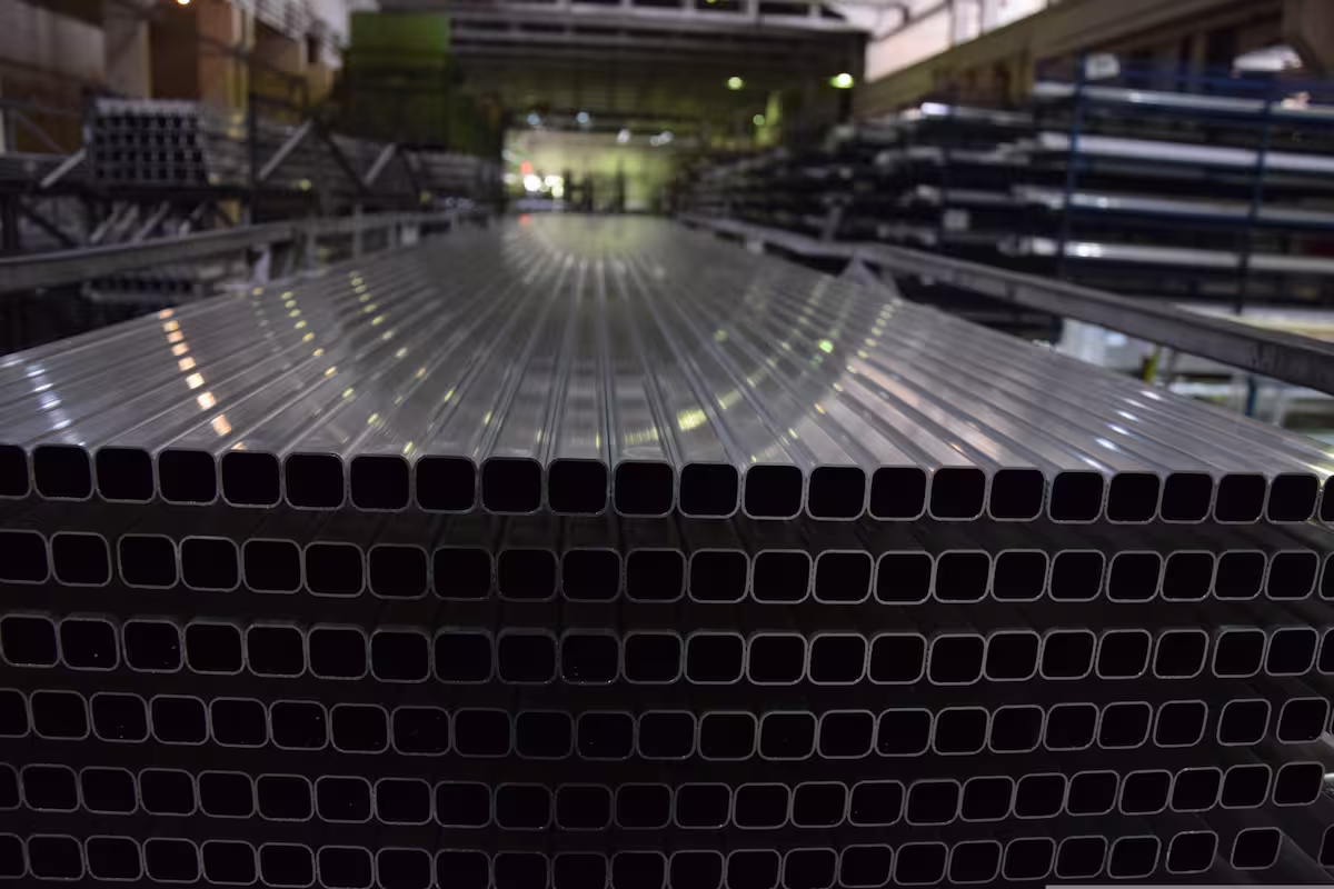 Comparativa visual de perfiles de acero y aluminio para carpintería metálica