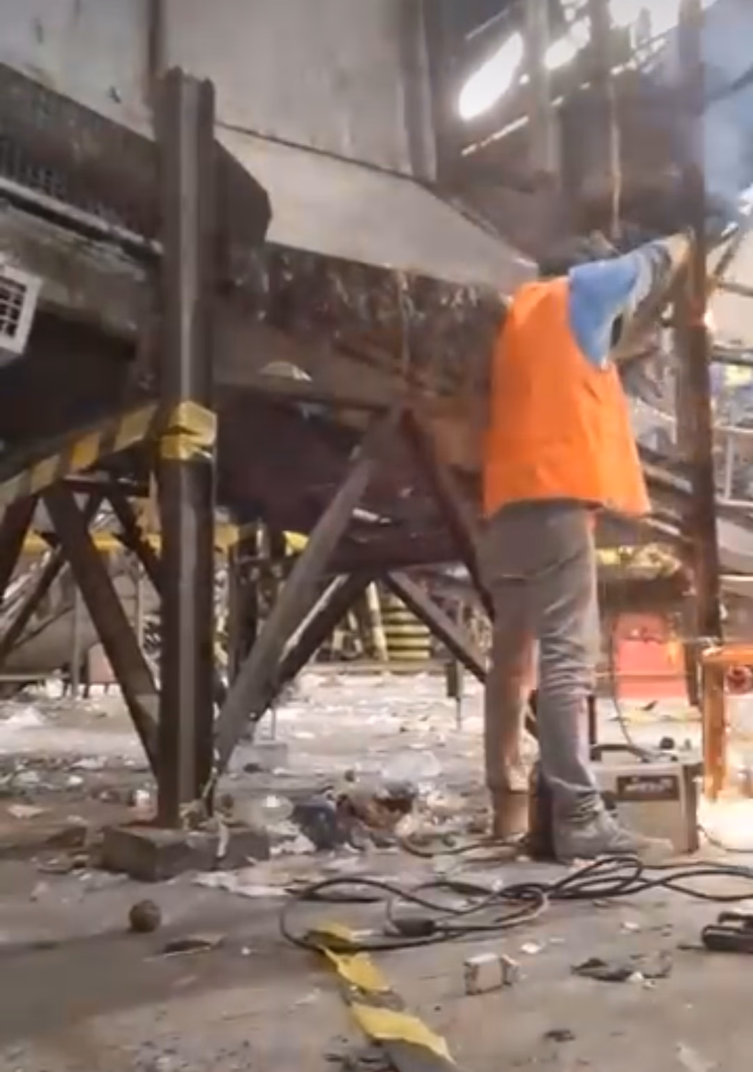 Instalación de escalera metálica de acceso a nivel elevado en planta industrial